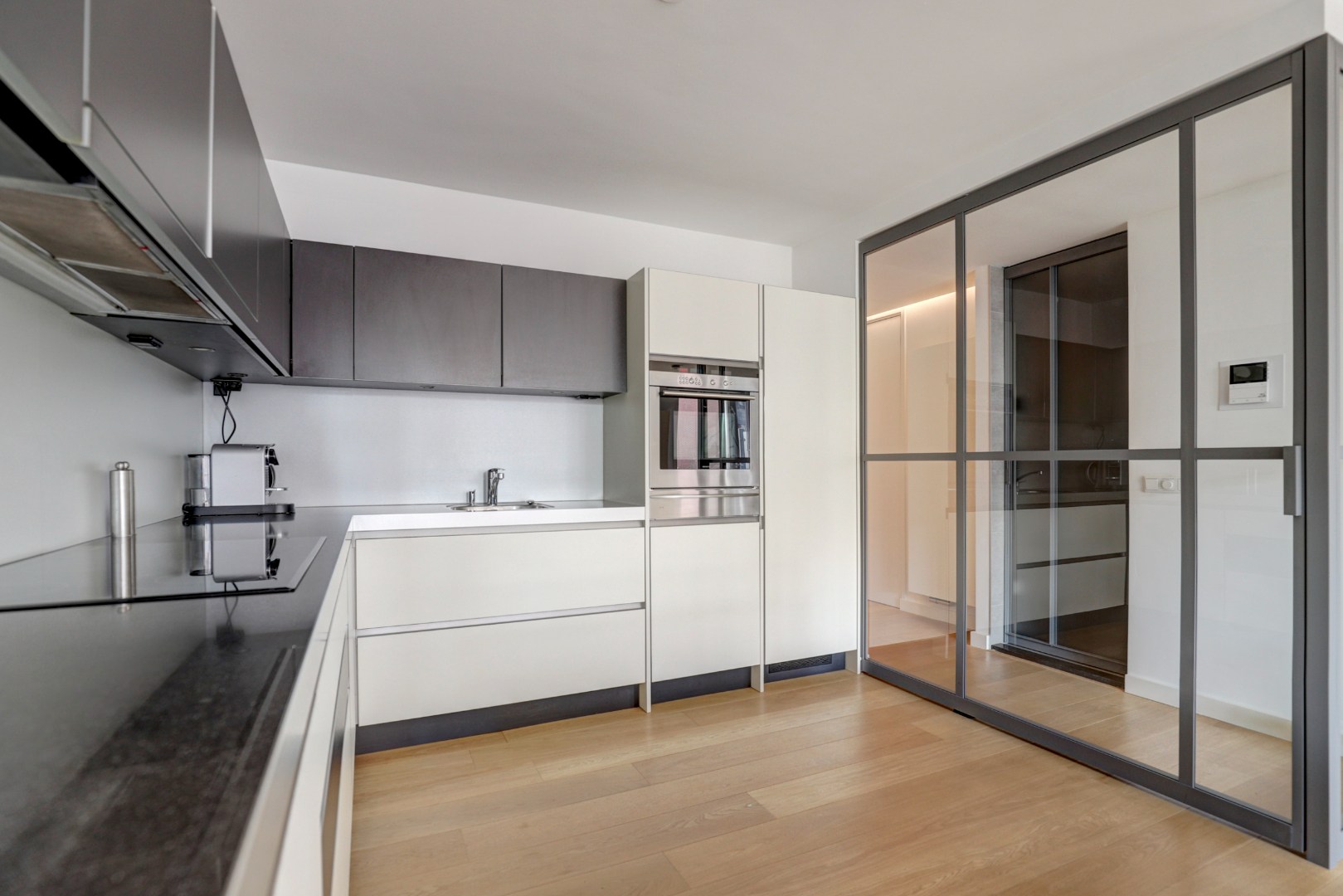 Luxe uitgevoerde 2- (voorheen 3) kamer appartement op de 3e etage met fraaie keuken, badkamer, balkon met uitzicht en gelegen op eigen grond. 