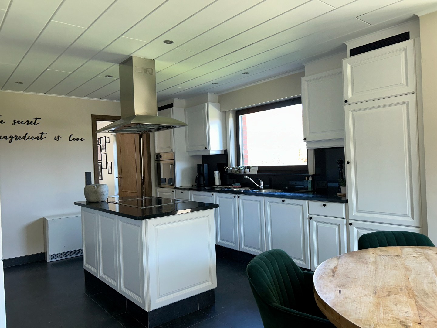 Instapklare woning met 3 slaapkamers, garage en tuin op 496m² 