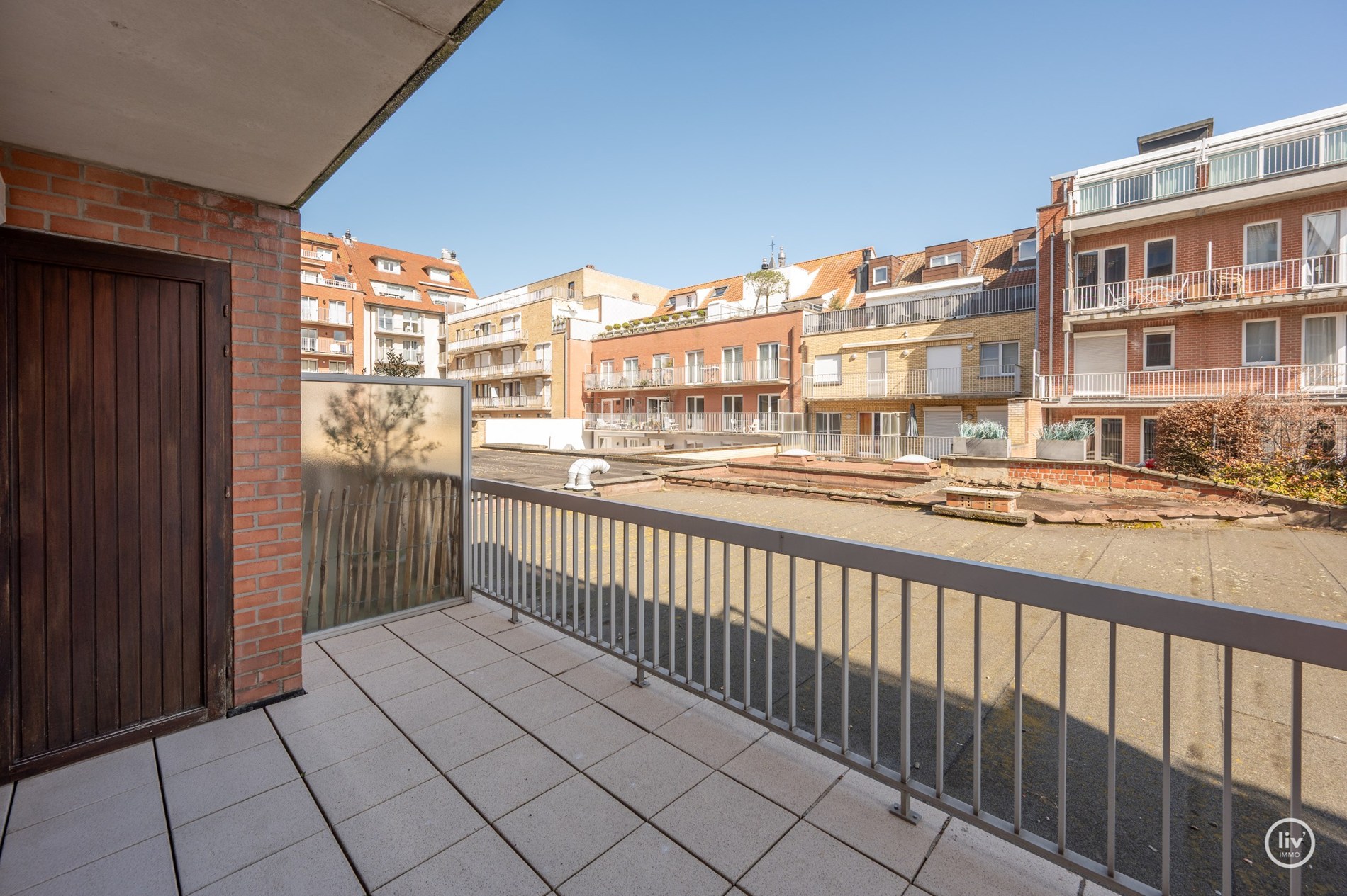 Bel appartement avec une grande terrasse ensoleillée situé dans une rue calme de l'avenue Dumortier. 
