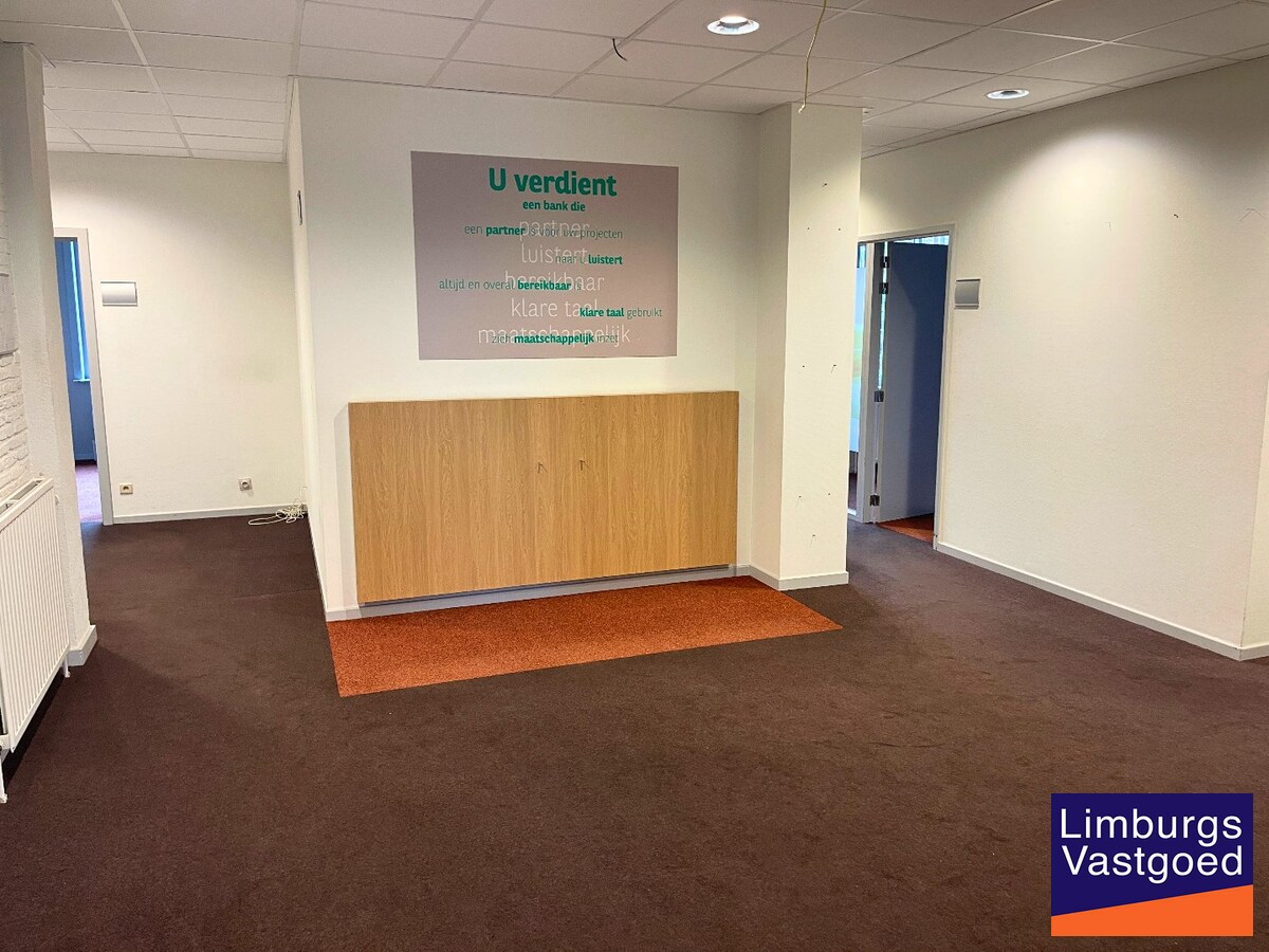 Kantoorgebouw 482m² op 3a85ca met tuin en garage op commerciële topligging 