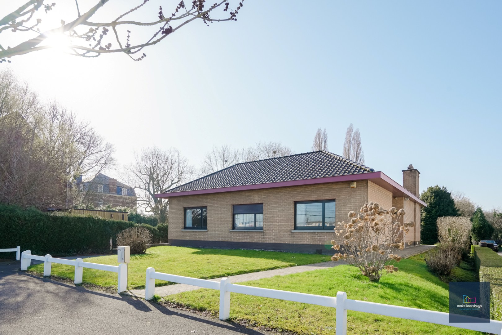 Ruime bungalow met garage op 1980m² grond 