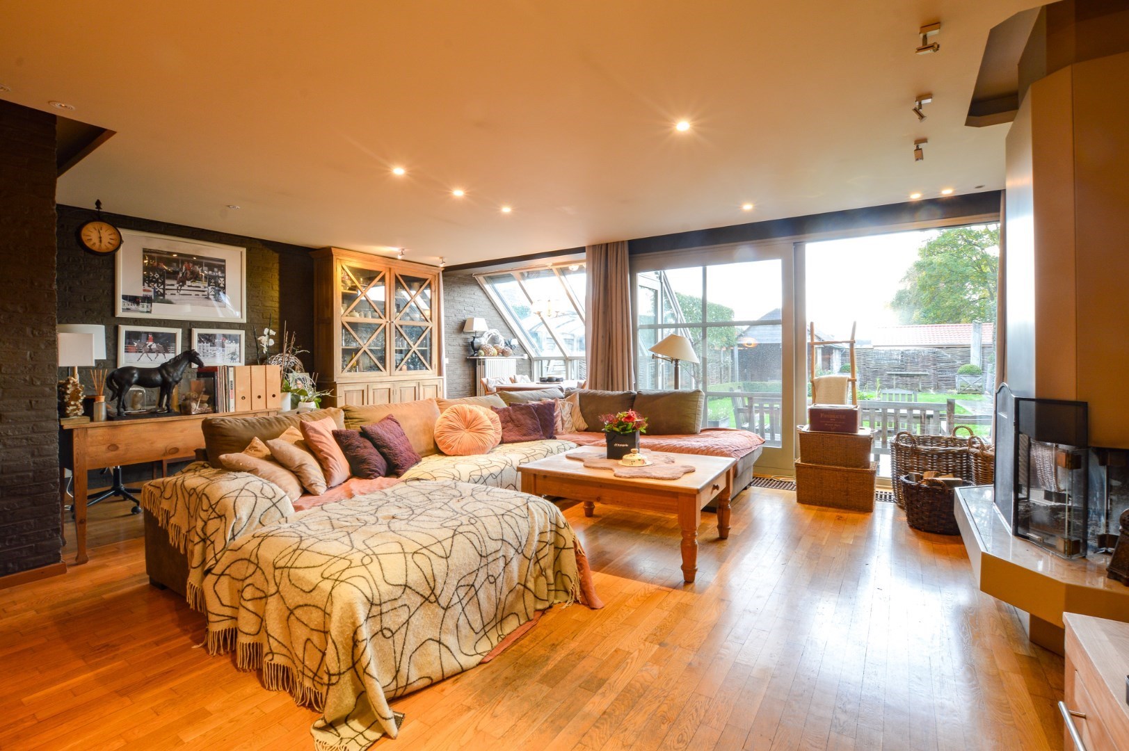 Ruime handelswoning in het centrum van Aartrijke 