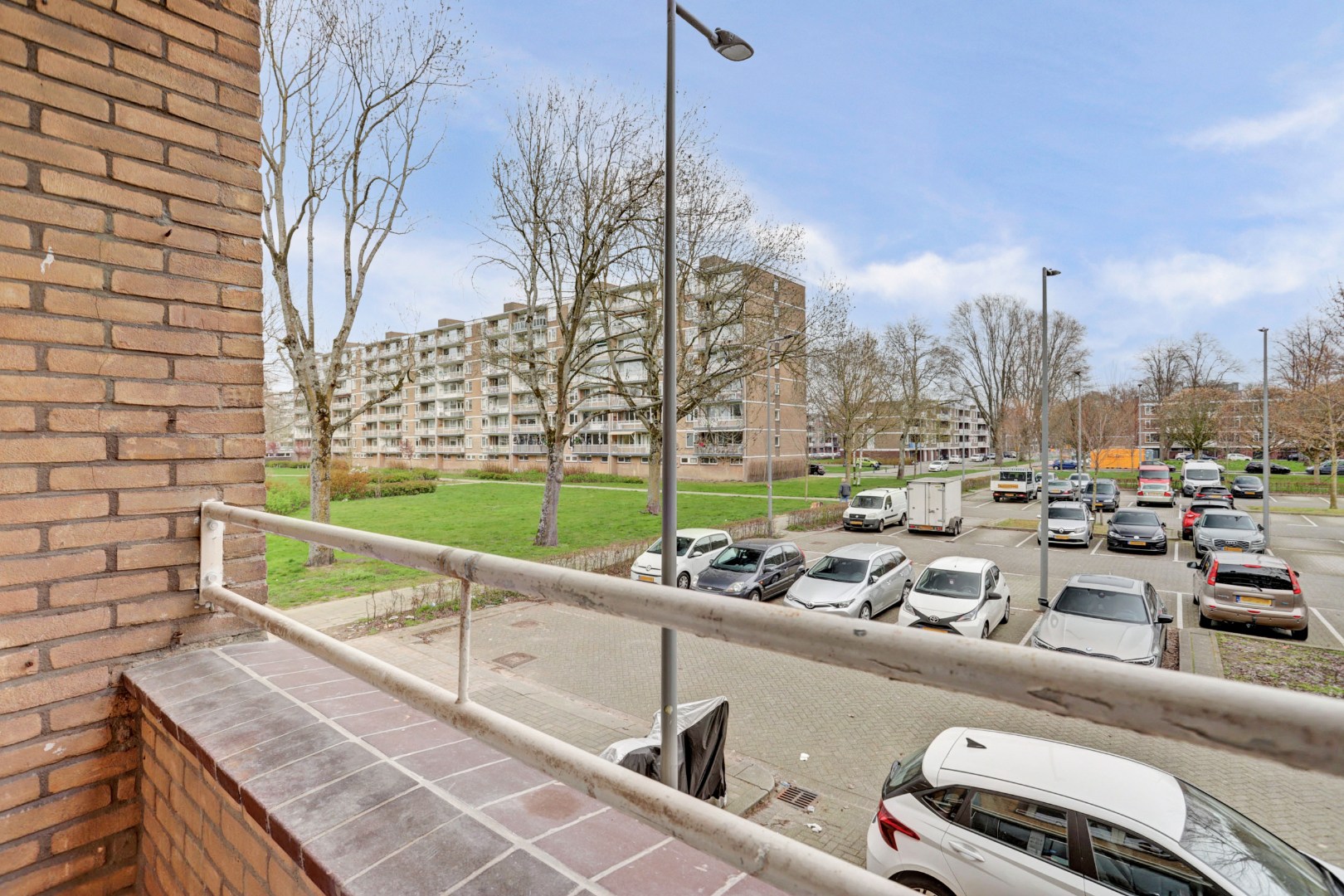 Zonder klussen te betrekken, instapklaar 3-(voorheen 4) kamer appartement met moderne keuken en badkamer, 2 balkons, berging in de onderbouw en gelegen op eigen grond! 