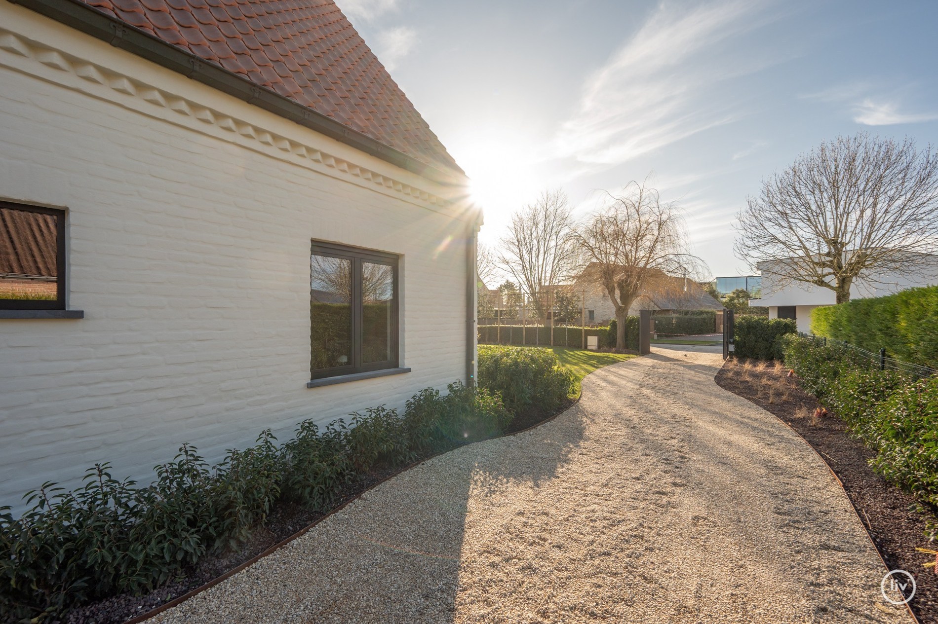 Magnifique villa rénovée, située sur un grand terrain de 1365 m2 dans un quartier résidentiel de villas, à proximité du centre de Knokke. 