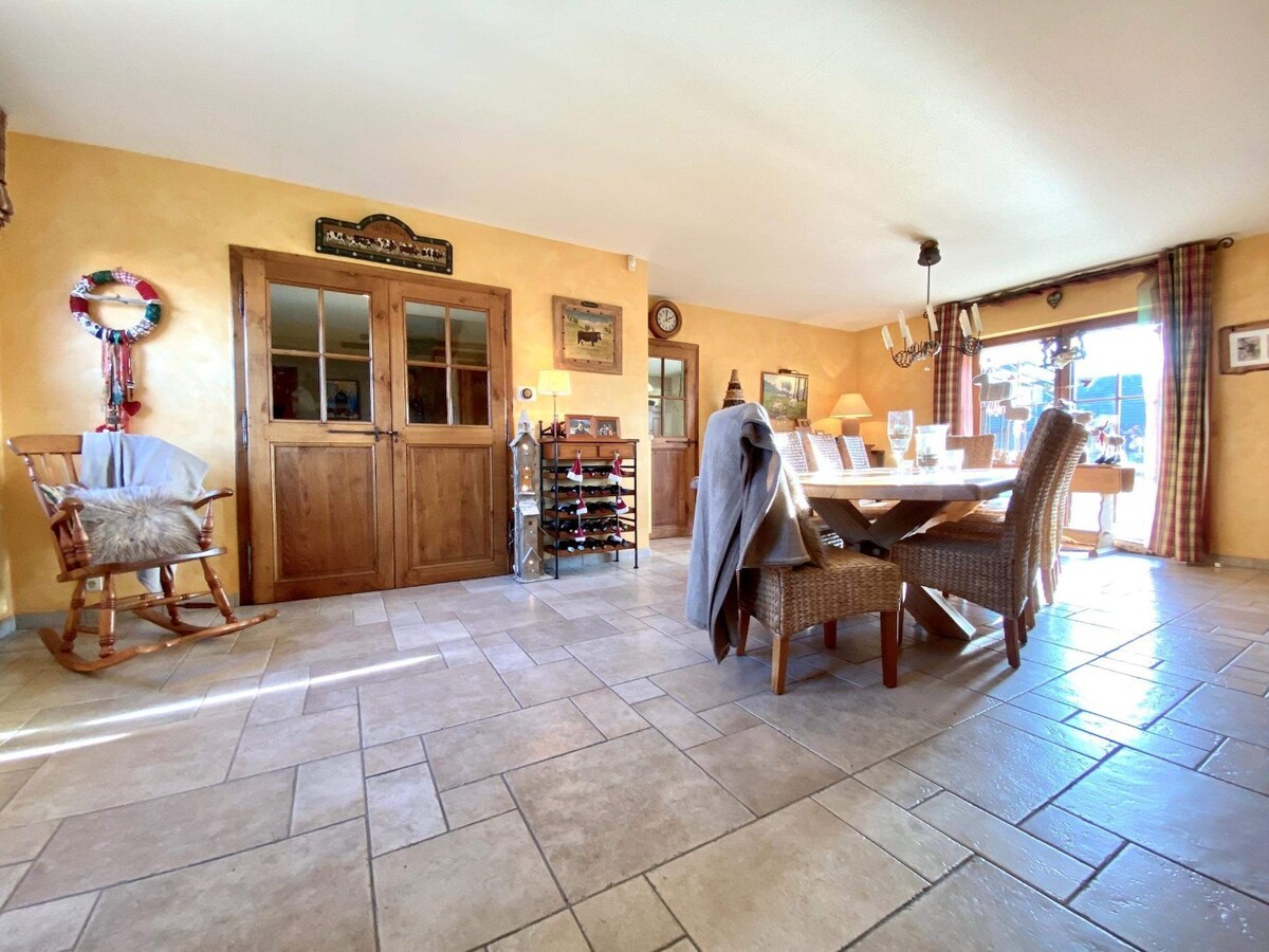 Vaste villa avec grand jardin et garage. 