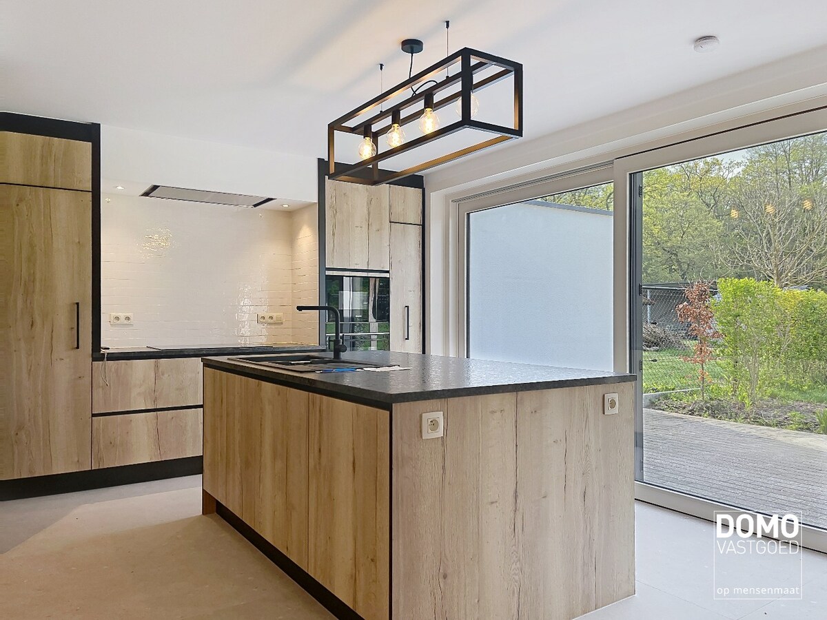 VOLLEDIG GERENOVEERDE WONING MET 3 SLAAPKAMERS EN ZUIDGERICHTE TUIN 