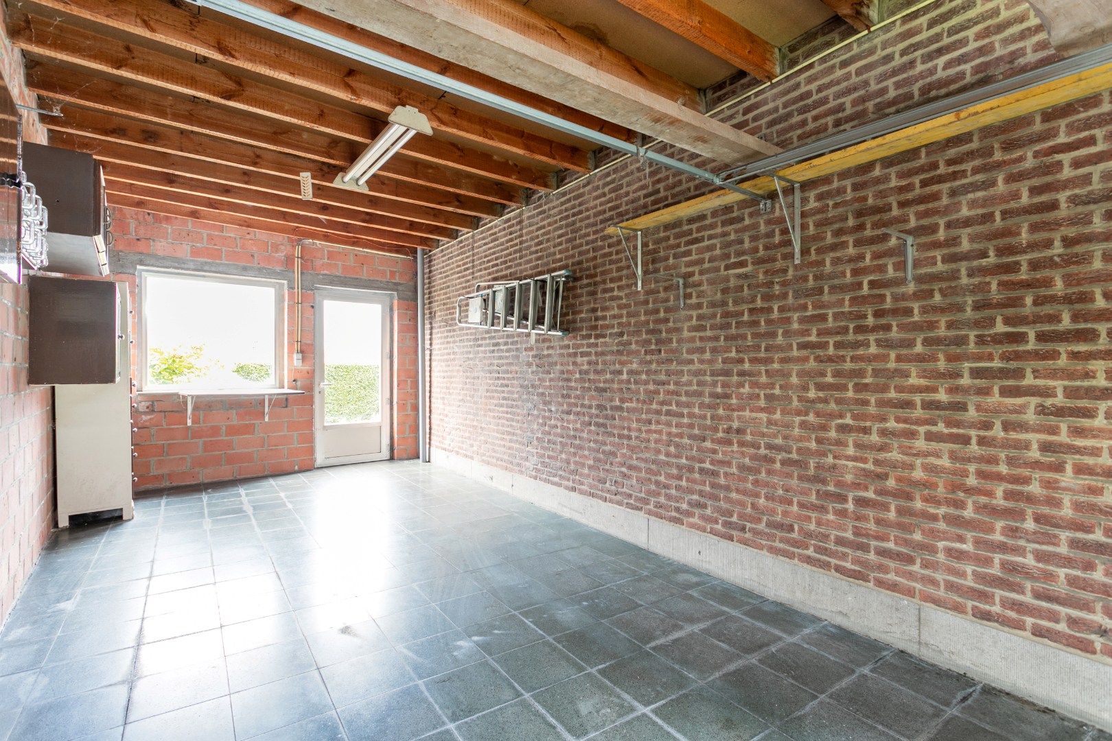 Te renoveren woning met 3 slpk te Buizingen 
