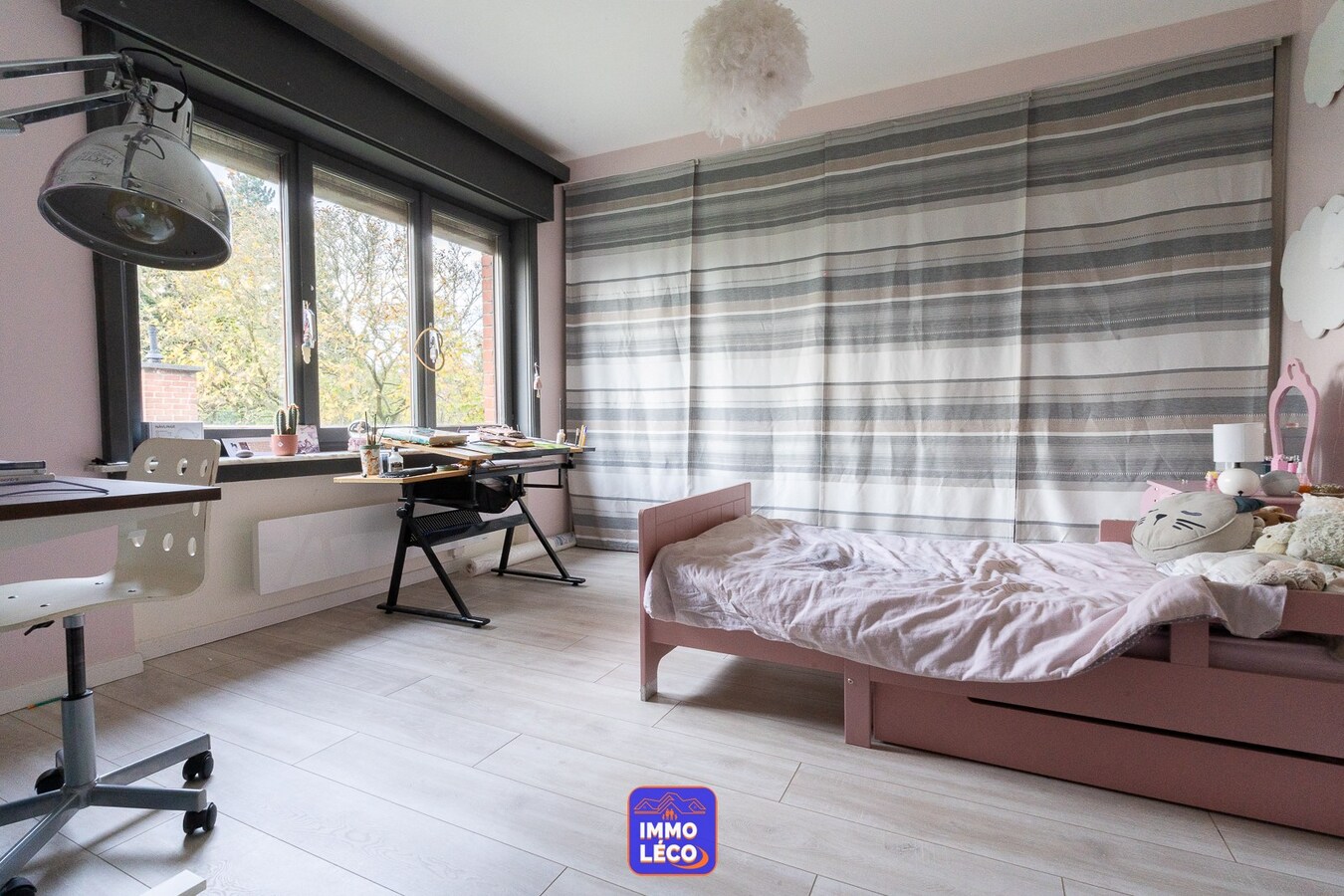 Superbe propriété érigée sur 323m² avec garage, parking, jardin, COUP DE COEUR ! 