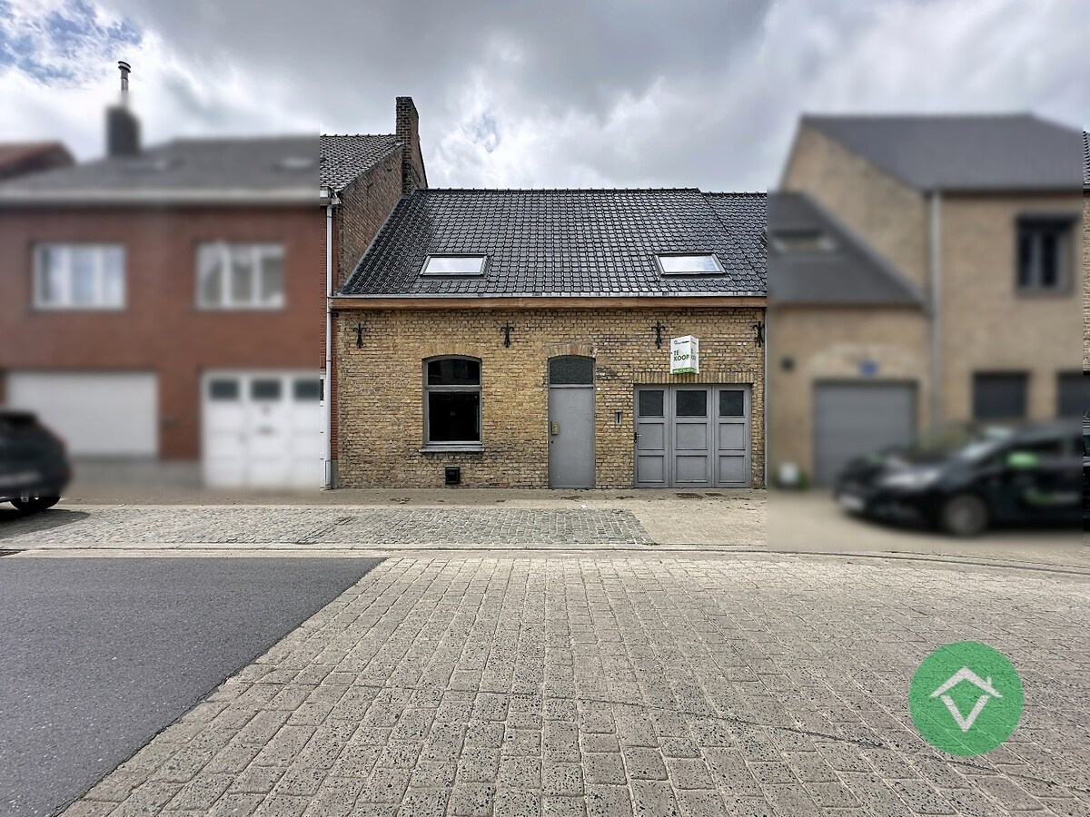Op te frissen gezinswoning met vier slaapkamers, inpandige garage te Koekelare 