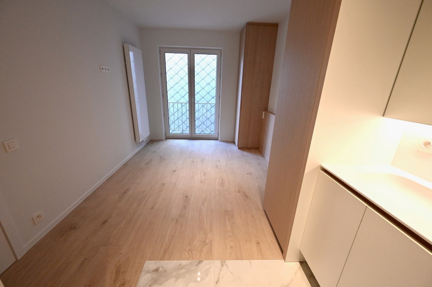 Non meublé - Neuf - Appartement luxueusement rénové avec 3 chambres et une vue dégagée sur la place du Bourgmestre Frans Desmidt. 