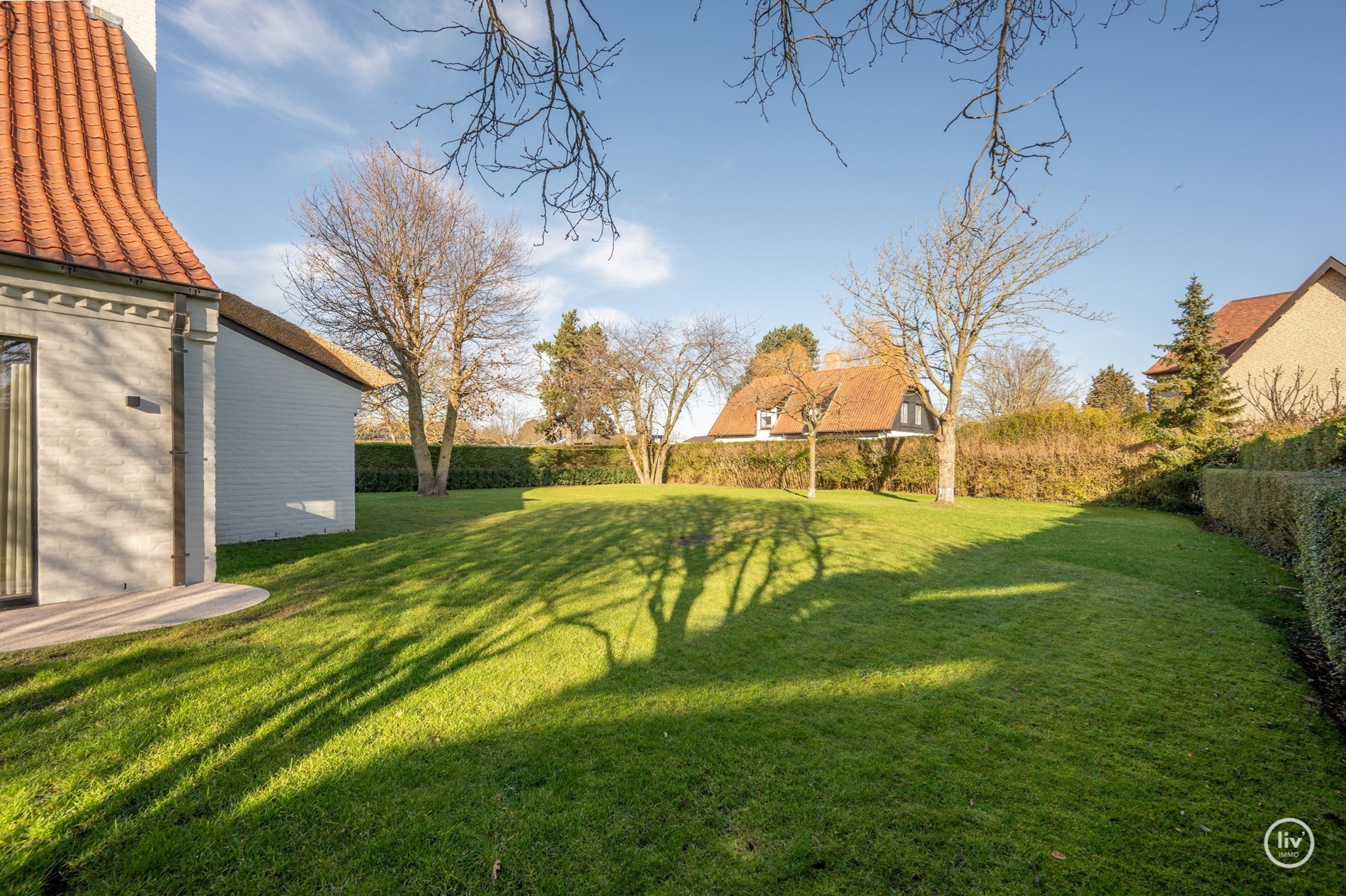 Magnifique villa rénovée, située sur un grand terrain de 1365 m2 dans un quartier résidentiel de villas, à proximité du centre de Knokke. 