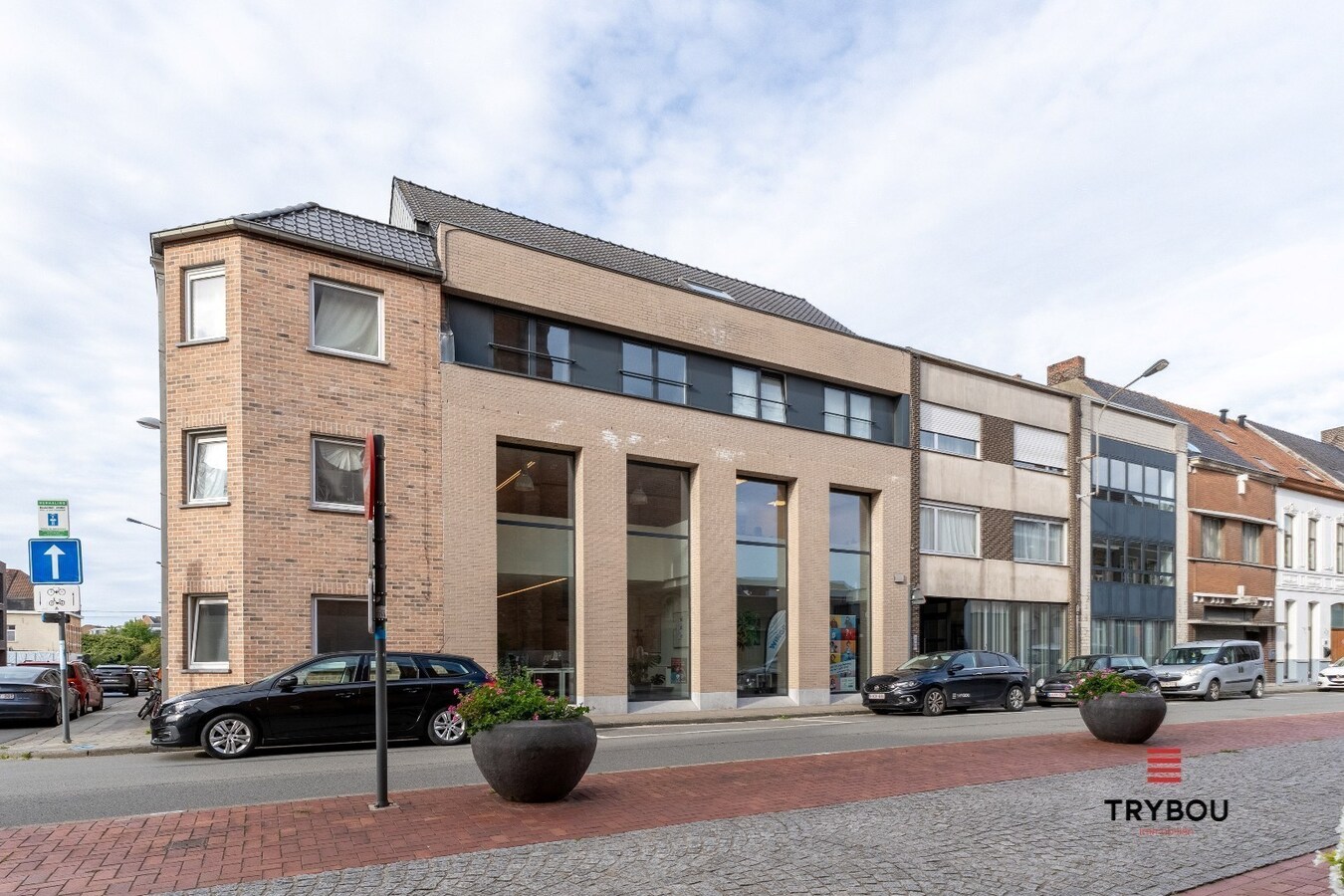 Uitzonderlijk ruime industriële duplex met ruim terras in centrum Roeselare 