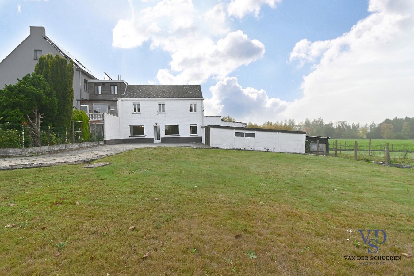 Te renoveren woning met uniek uitzicht op de omliggende akkers 