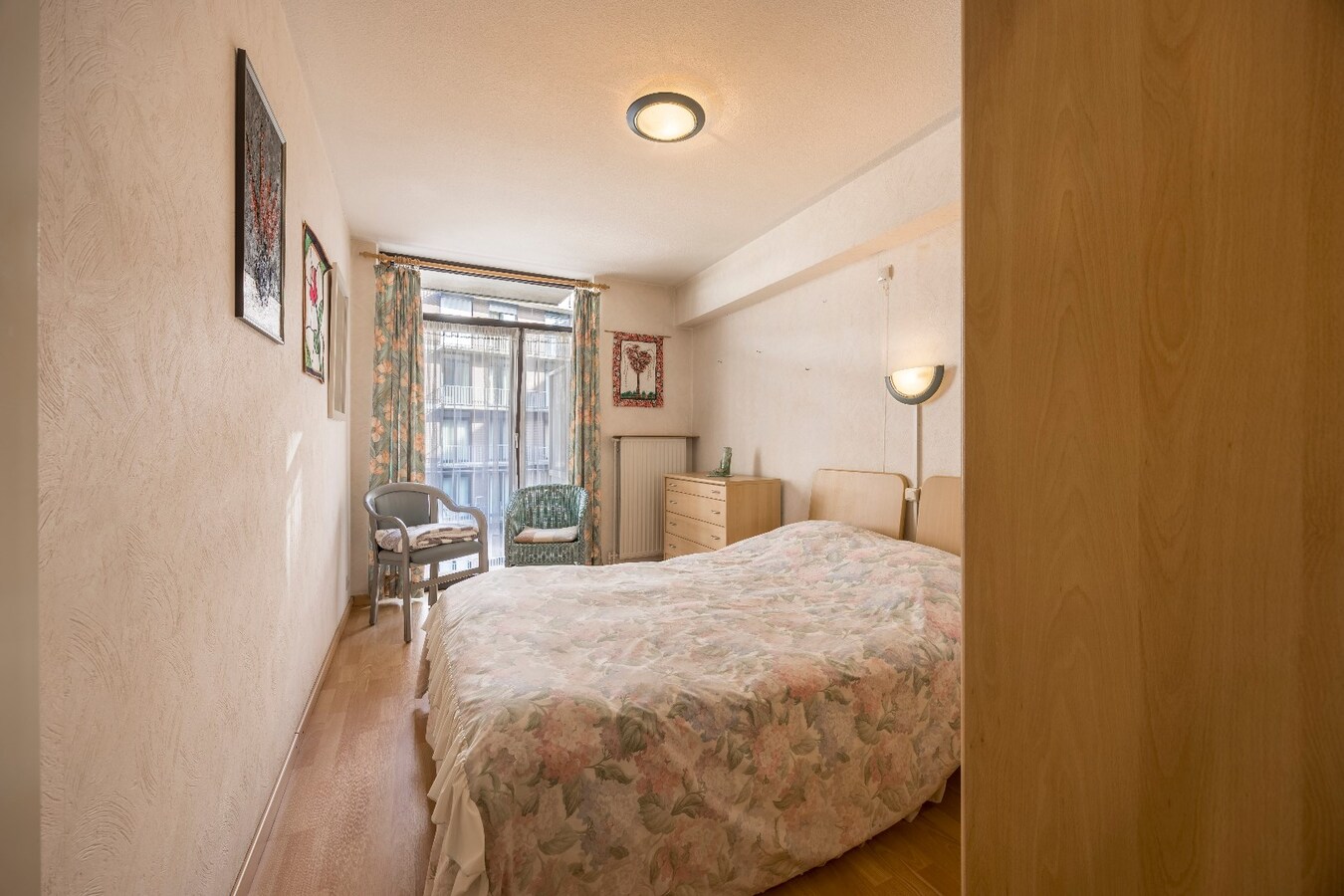 Zonnig tweeslaapkamerappartement op enkele passen van de zeedijk te Heist. 