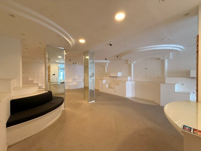 Handelspand te huur op toplocatie in het centrum van Maaseik. 