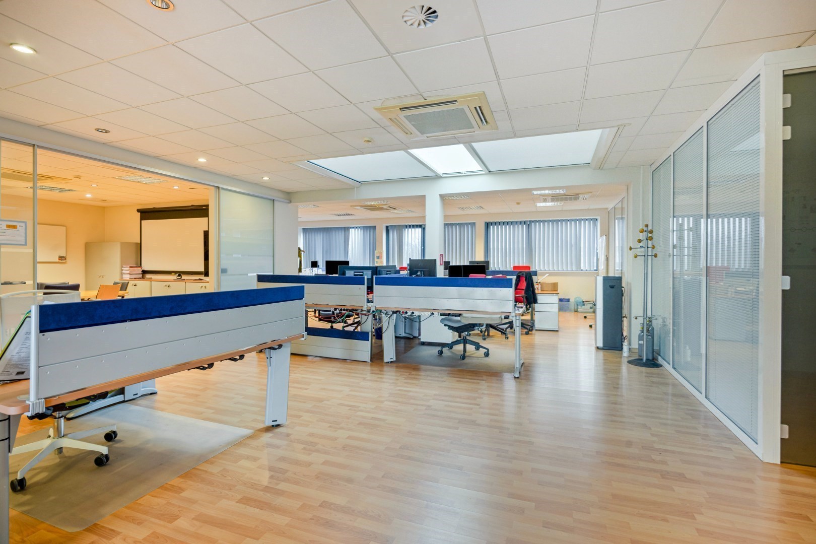 Kantoor te koop in het industriepark te Haasrode/Heverlee met 14 parkings - opp. 626 m² - verkoop van aandelen 