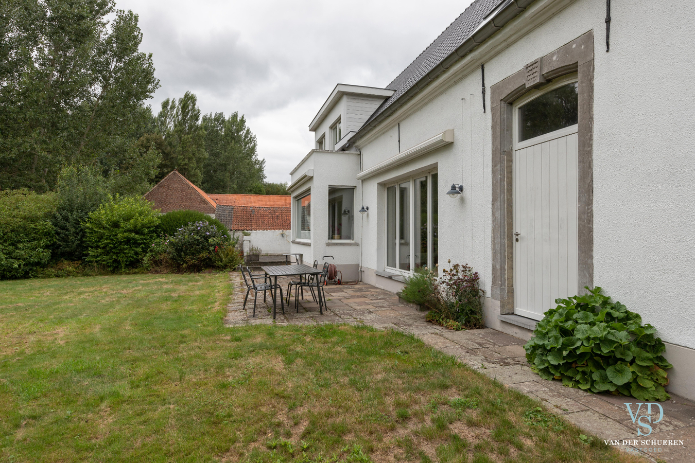 Authentiek landhuis met 5 ruime slaapkamers én gelijkvloers bureau. 
