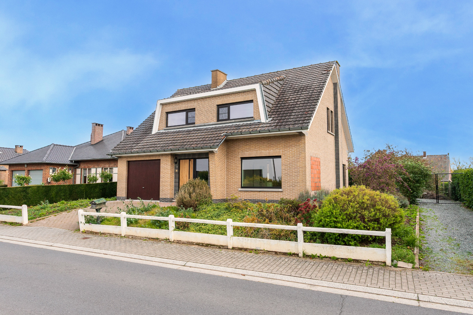 Ruime woning te Pajottegem met 4 slpks, garage en tuin op +-10a! 