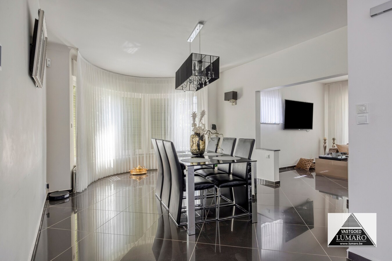 Half-open woning met karakter en grote leefruimtes 