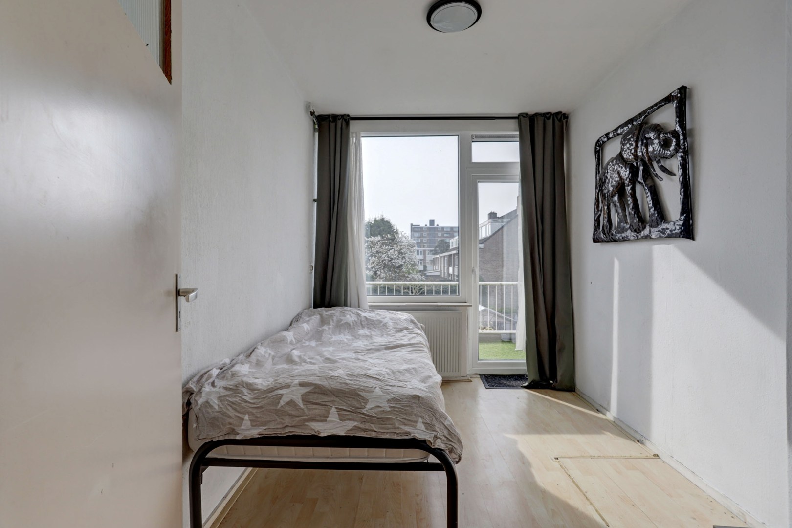 In het geliefde "Lage Land' is gelegen deze uitgebouwde 5-kamer tussenwoning met zonnige en diepe tuin en geheel gelegen op eigen grond. 