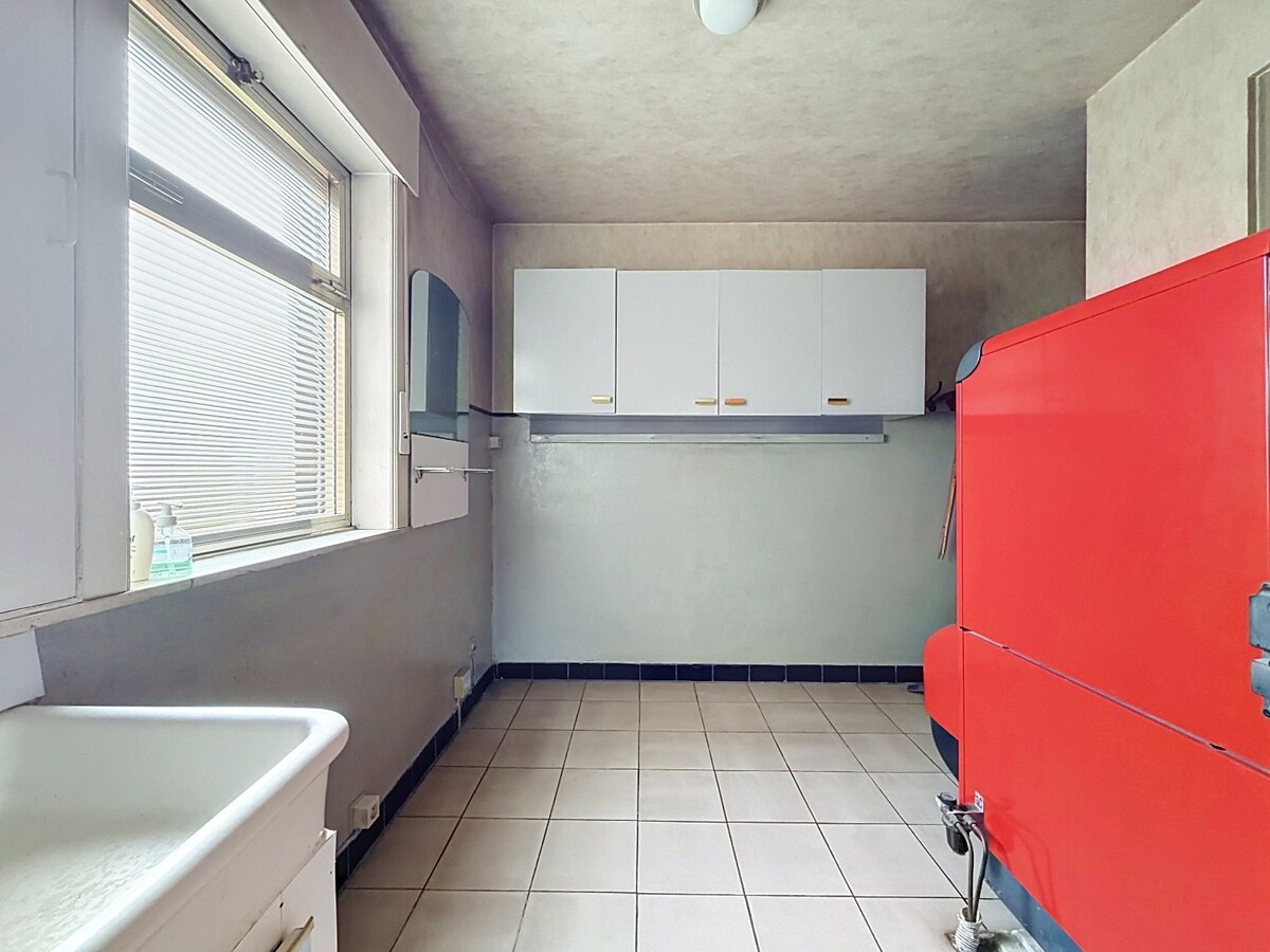 Ruime sixties villa met vergunde loodsen (350m²) te Vlierzele 