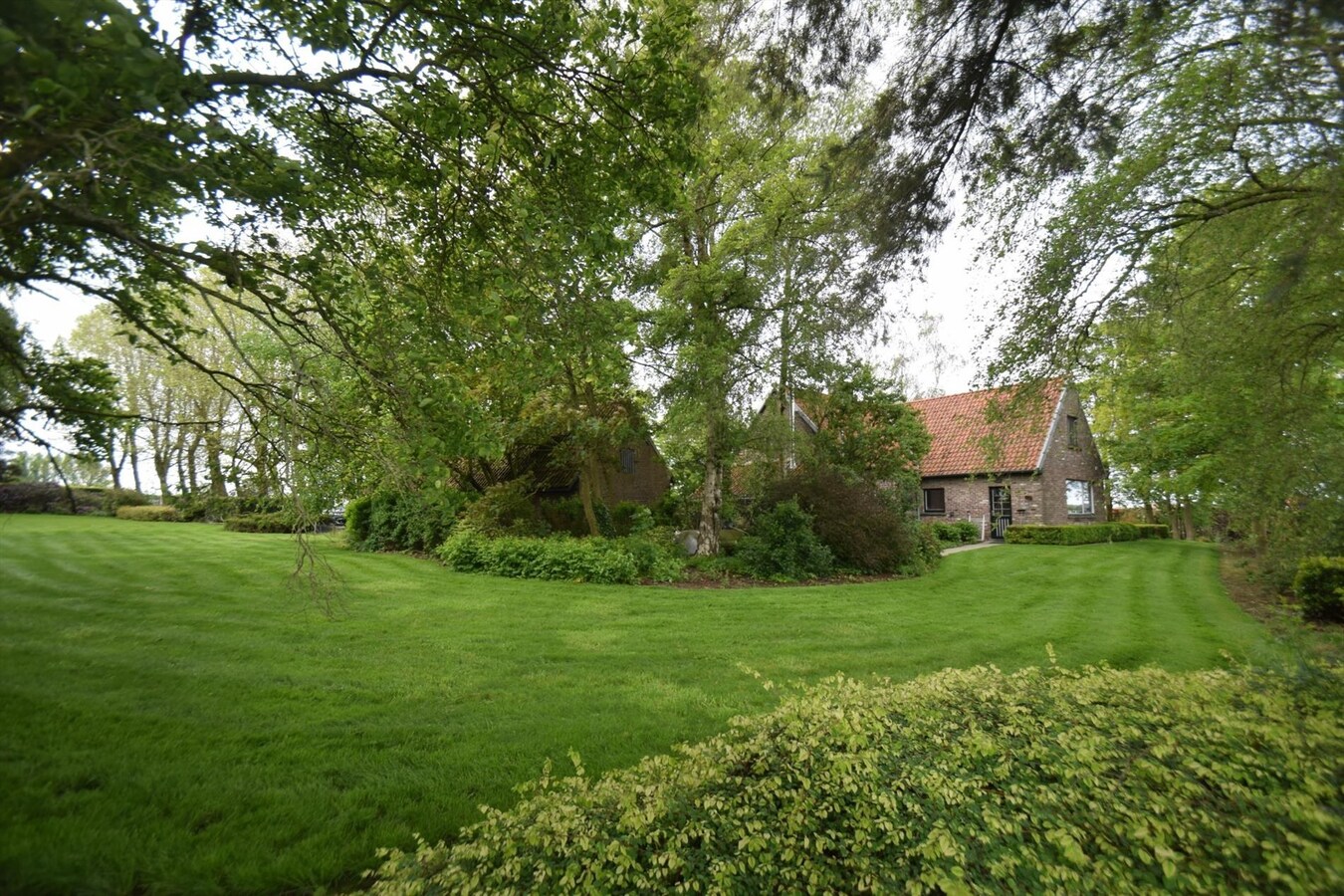Authentieke hoeve op 3886 m² grond, landelijk gelegen met prachtige tuin. PAS VRIJ VANAF 15 JAN. 2026!! 