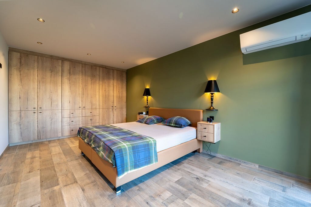 PRACHTIG GERENOVEERDE WONING MET 3 SLAAPKAMERS, 2 BADKAMERS, INPANDIGE GARAGE EN PAARDENSTALLINGEN MET ENERGIEZUINIG EPC TE WIJER (NIEUWERKERKEN) 