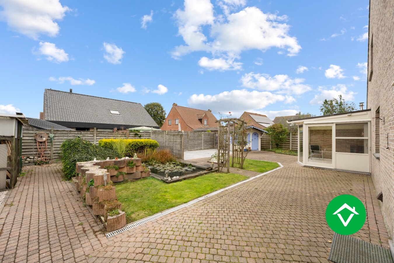 Kloeke woning met 4 slaapkamers in een woonwijk te Ichtegem. 