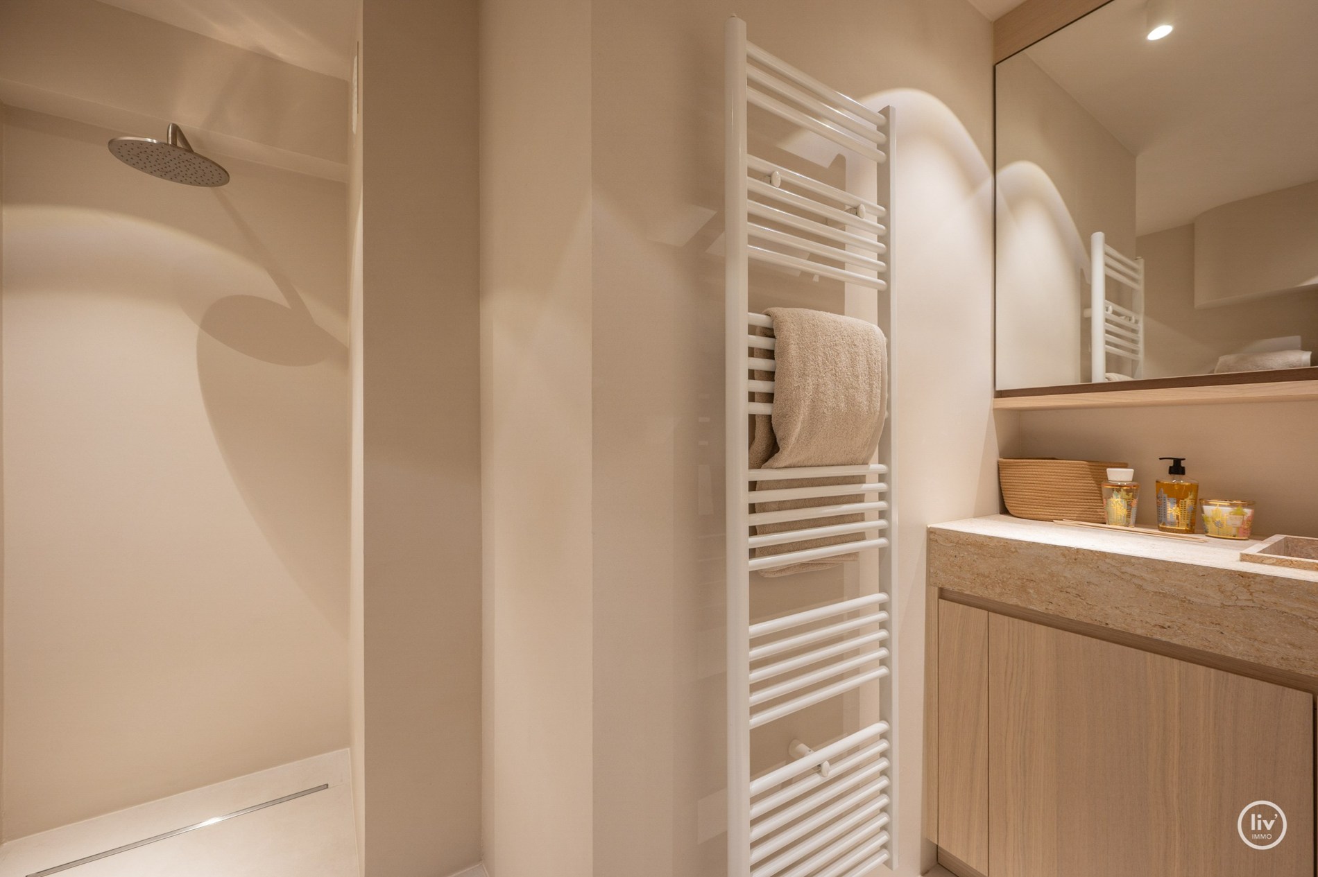 Appartement de plus de 3 chambres avec des finitions très luxueuses et possibilité de garage dans l'immeuble. 