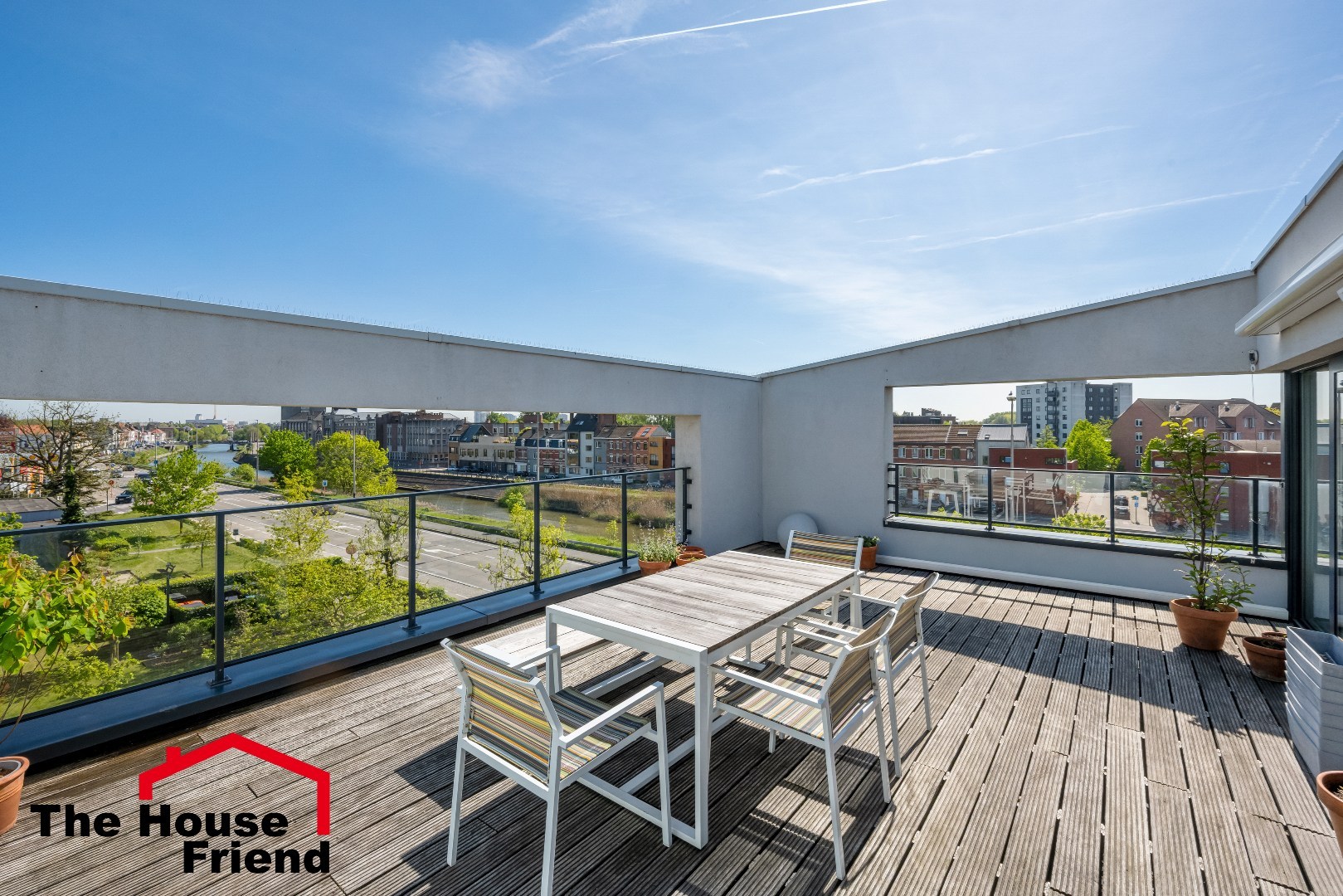 Zeer ruim penthouse met groot terras 