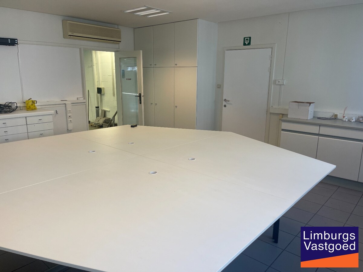 Industriële multifunctionele bedrijfsruimte van 1500m² in Hasselt met 2080 m² perceeloppervlakte en 50.00 parkeerplaatsen 