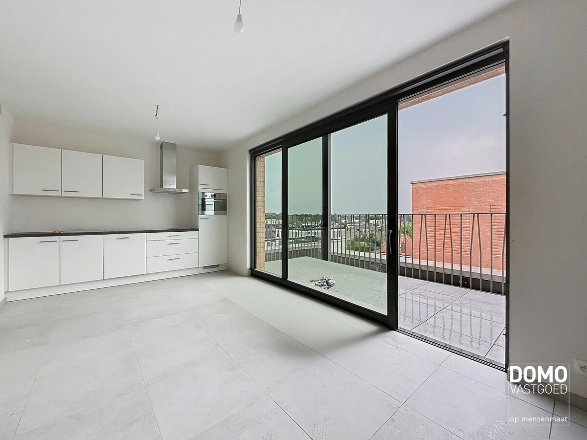 VOLLEDIG AFGEWERKT NIEUWBOUWAPPARTEMENT MET 1 SLAAPKAMER, TERRAS EN ONDERGRONDSE AUTOSTANDPLAATS IN RESIDENTIE "DE KWINT" TE ZONHOVEN 
