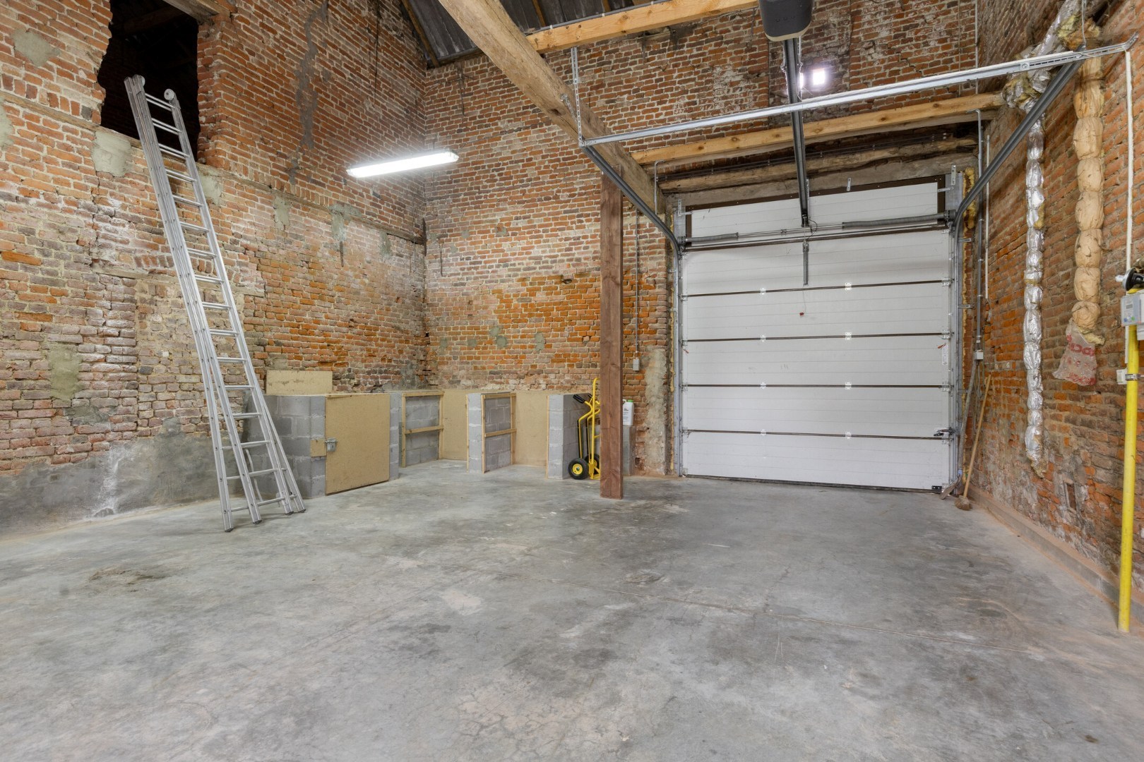 Mogelijkheid om te splitsen in 2 woningen - Half open bebouwing (hoeve) met 5 slaapkamers, tuin, terras en zeer ruime garage in Oorbeek (Tienen)! – EPC 730 kWh/m² - bewoonbare opp. 195 m² 