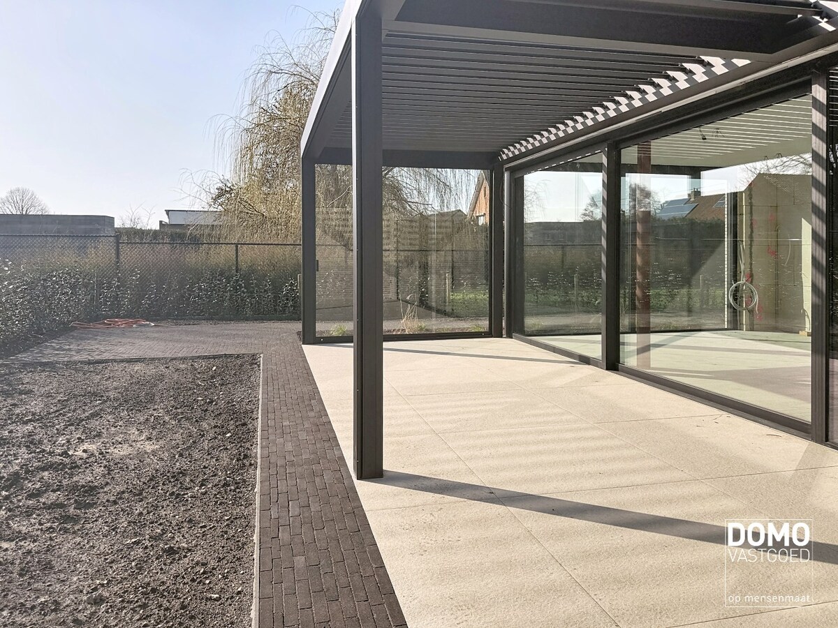 HOOGWAARDIG AFGEWERKT APPARTEMENT VAN 134M² MET 2 SLAAPKAMERS, RUIM TERRAS EN PARKEERPLAATS TE CENTRUM TUILT 