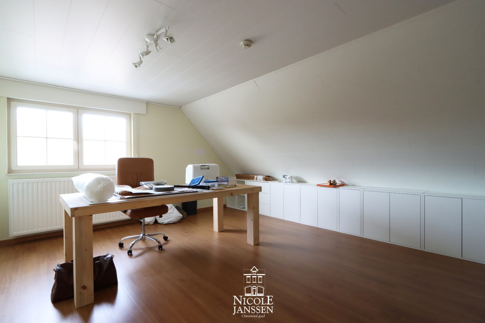 Twee grote slaapkamers met vaste kasten