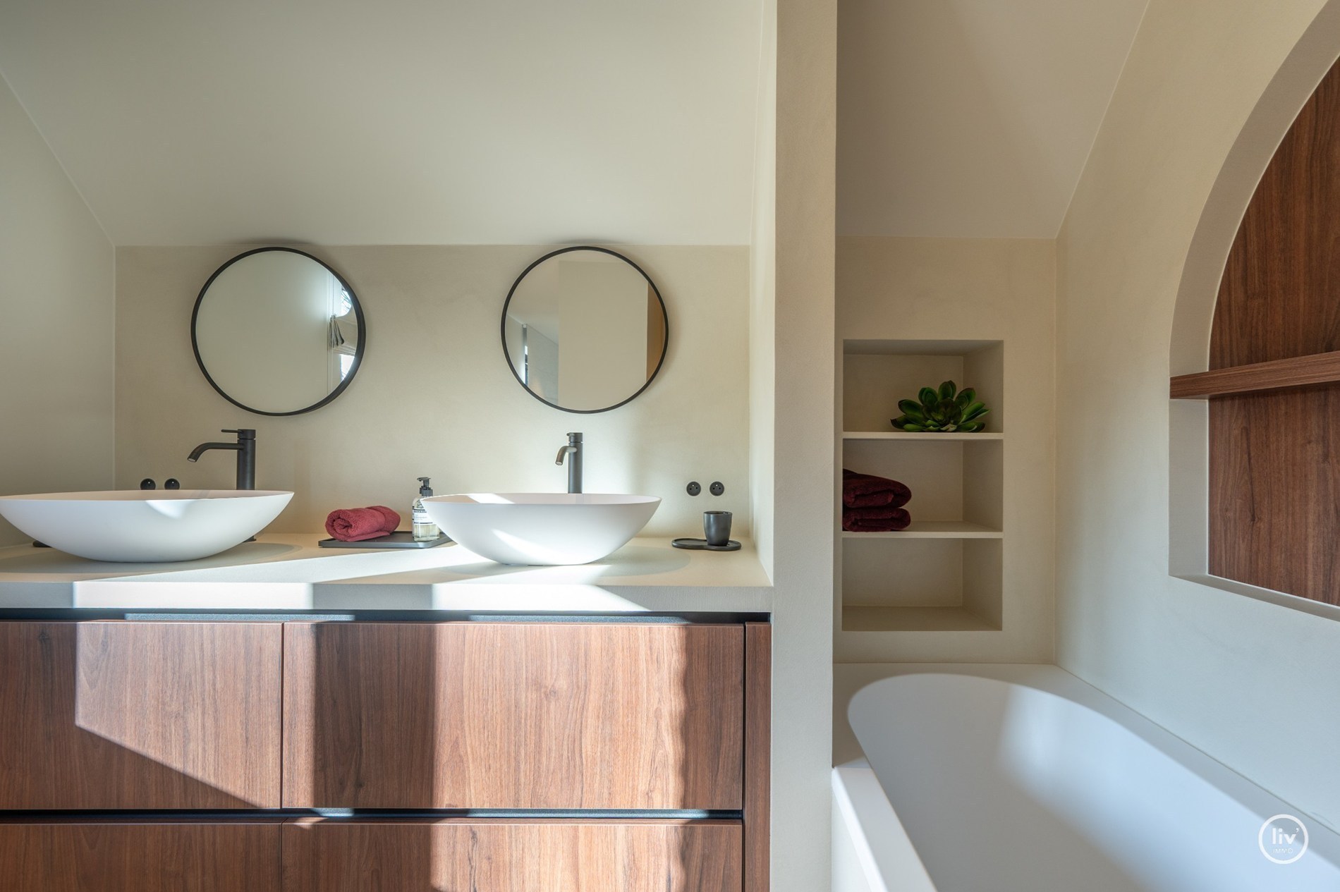 Magnifique villa rénovée, située sur un grand terrain de 1365 m2 dans un quartier résidentiel de villas, à proximité du centre de Knokke. 