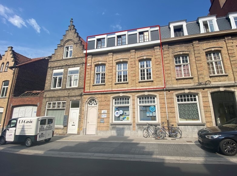 Uitstekend gelegen, duplex-appartement met 3 slaapkamers en garage 