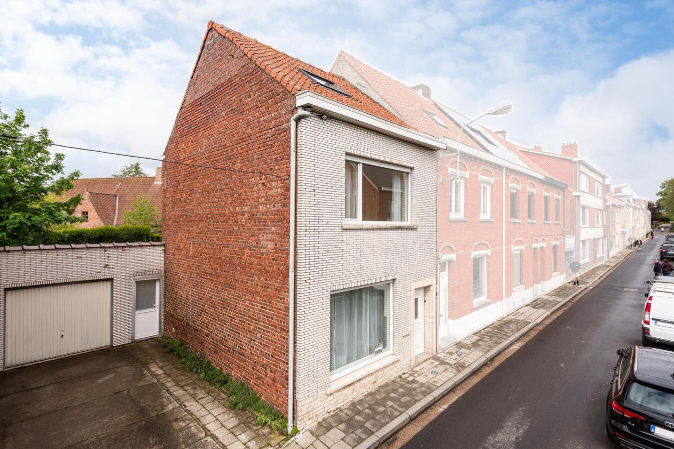 Lichtrijke woning met garage in het hartje van Ieper 