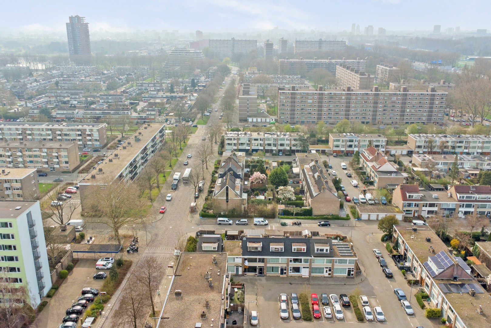 In het geliefde "Lage Land' is gelegen deze uitgebouwde 5-kamer tussenwoning met zonnige en diepe tuin en geheel gelegen op eigen grond. 
