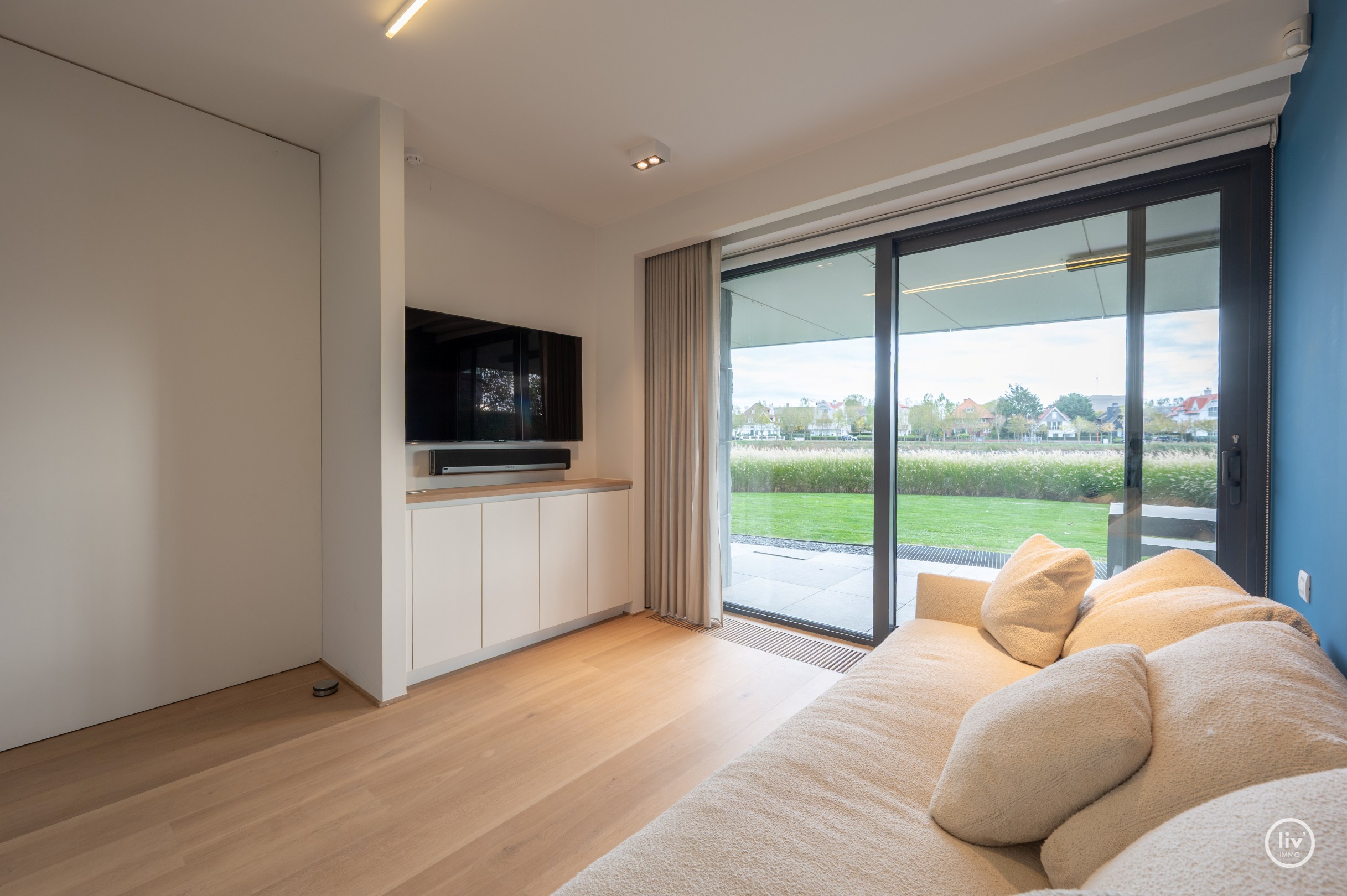 Breed en luxueus afgewerkt tuinappartement met wijde zichten op het meer. 