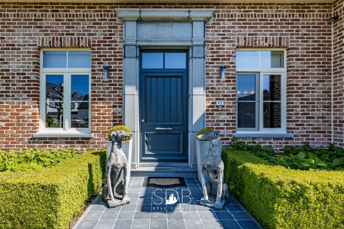 Prachtige stijlvolle woning met bijgebouwen, buitenpiste en graslanden 