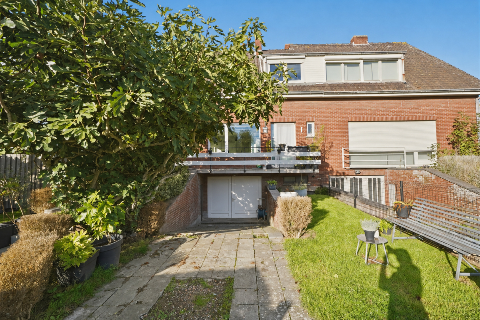 Halfopen woning met zongerichte tuin vlak bij het centrum van Veurne 