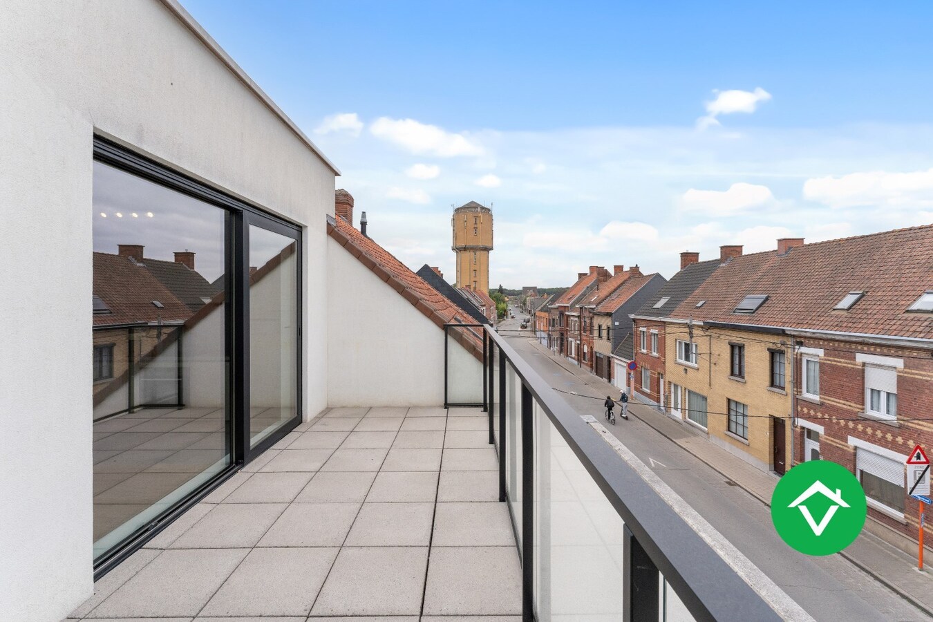 Recent, instapklaar appartement met één slaapkamer, ruim terras en autostaanplaats te Roeselare 