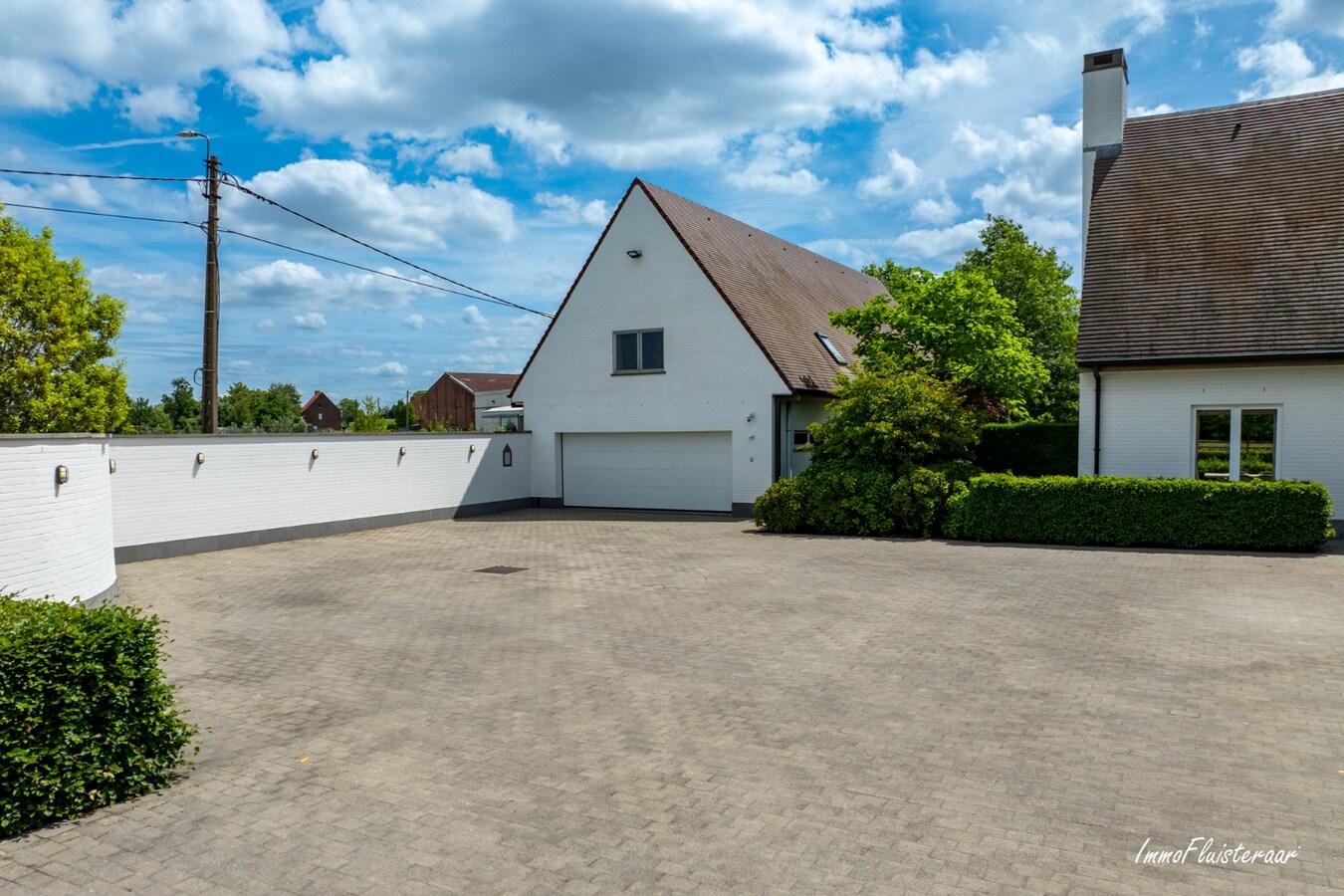 Beautiful villa with indoor and outdoor riding arenas on over 2.4 hectares in Ardooie 