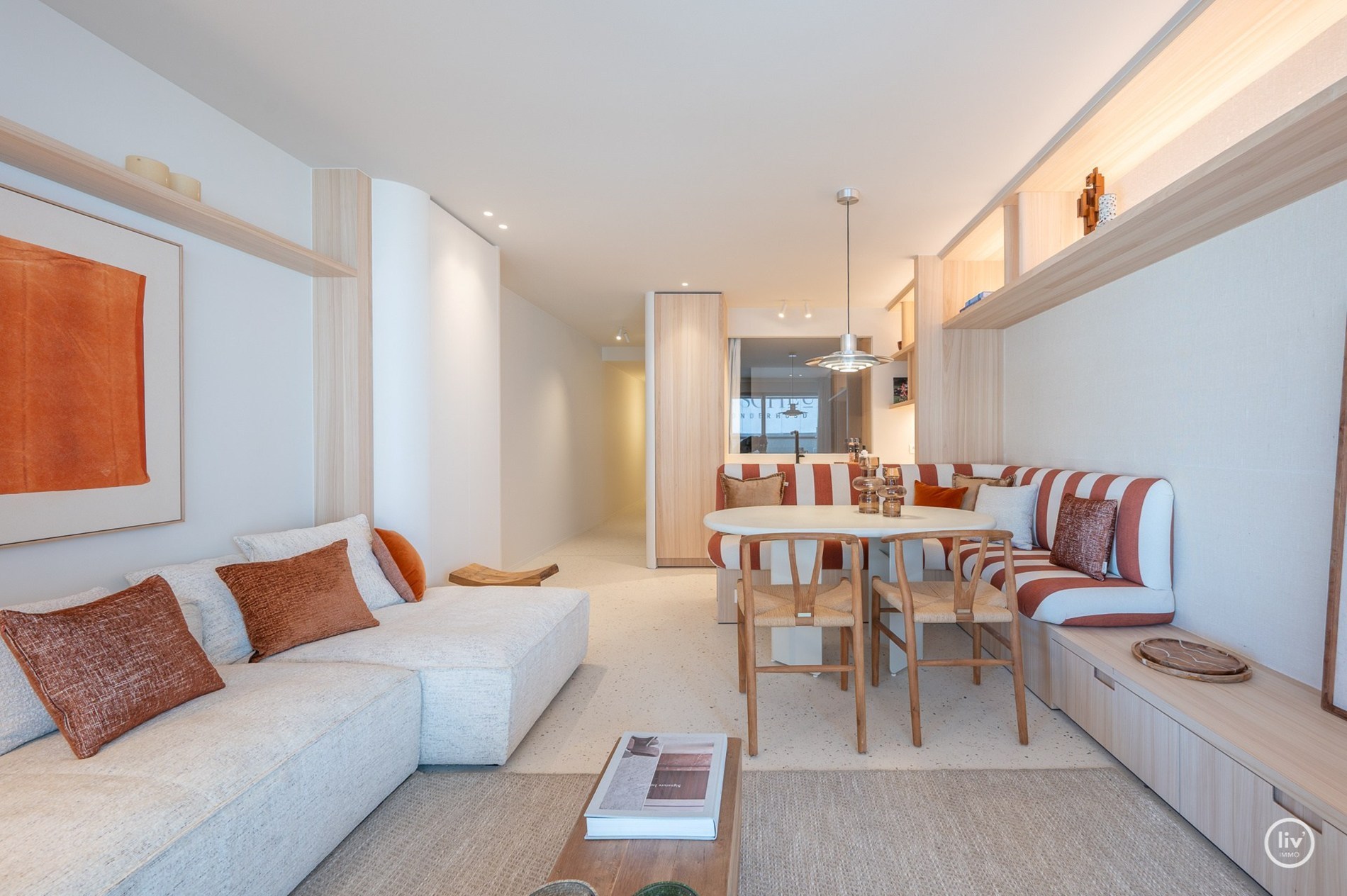 Luxueus gerenoveerd appartement met frontaal zeezicht gelegen tussen het Albertplein en de wandeldijk. 