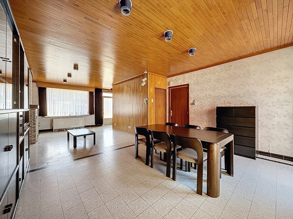 Te renoveren woning met garage en tuin nabij centrum Zottegem 