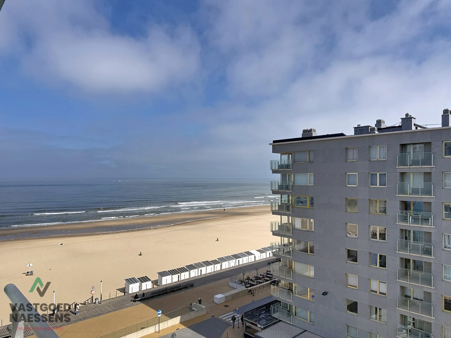 Nouvel appartement rénové d'une chambre avec vue latérale sur la mer. 
