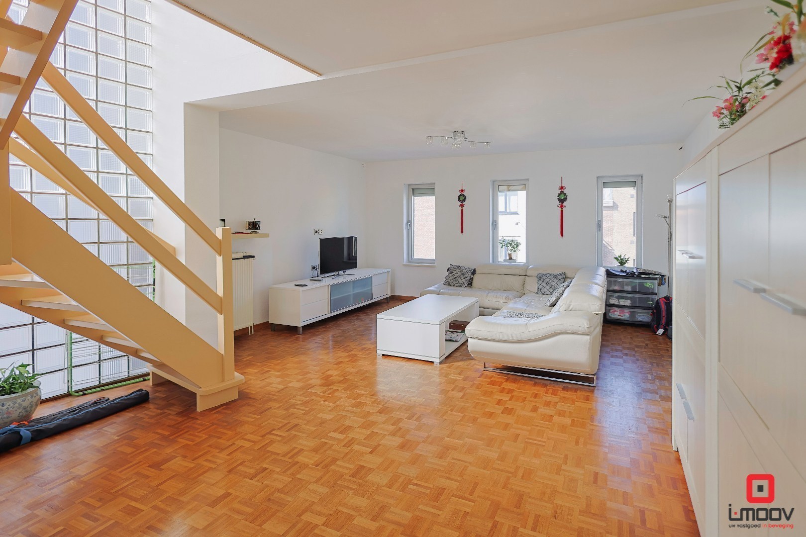 Lichtrijk en huiselijk triplexappartement met 4 slaapkamers en 2 garages te Gent 