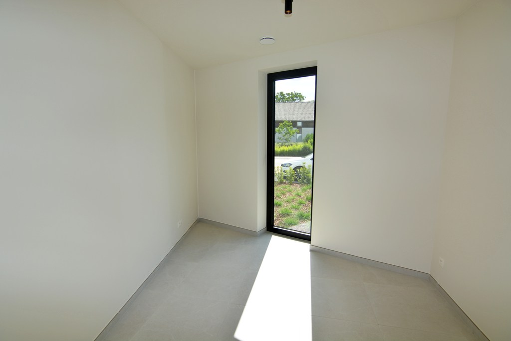 Gelijkvloers nieuwbouwappartement 124 m² met 2 slpk, tuintje en 2 autostandplaatsen. 