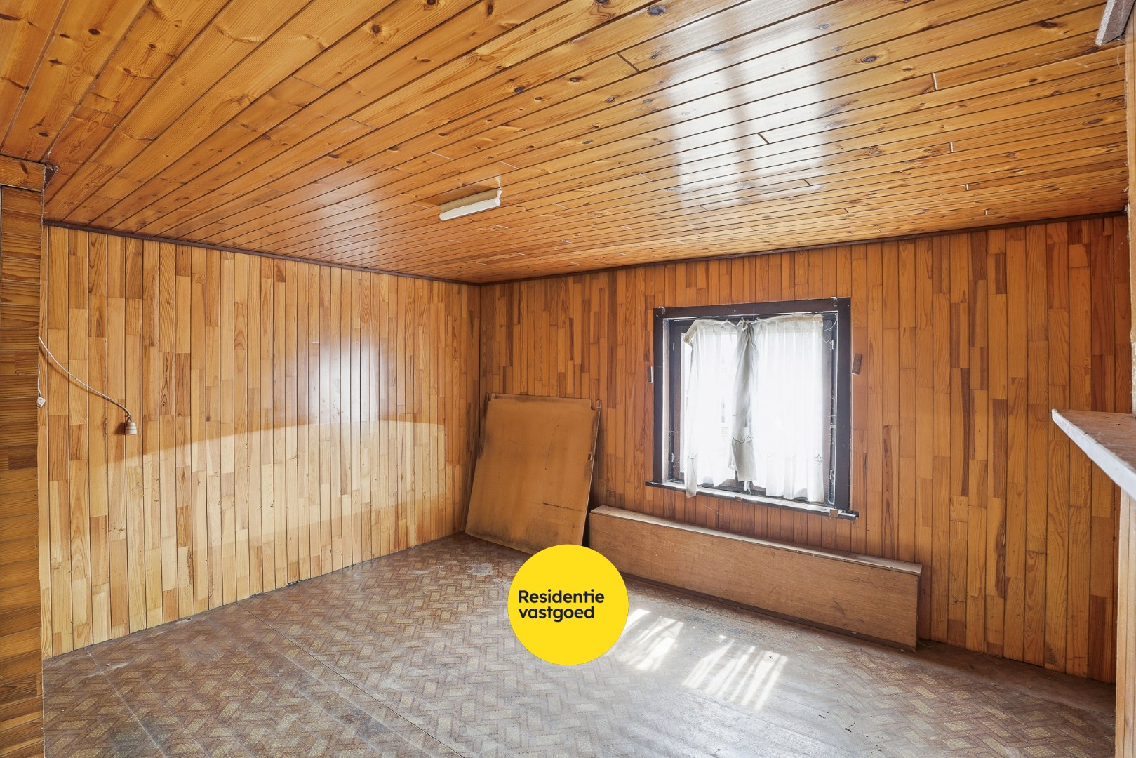 Te renoveren halfopen woning met tuin en oprit/garage 